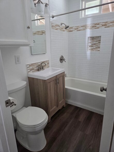 Building Photo - 553 Chatsworth Dr