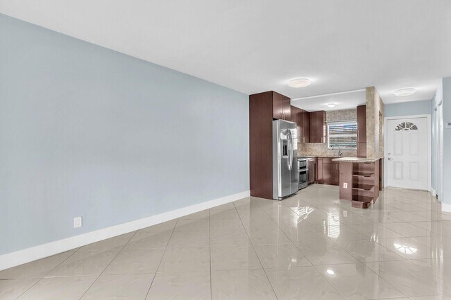 Building Photo - 9851 Sandalfoot Blvd