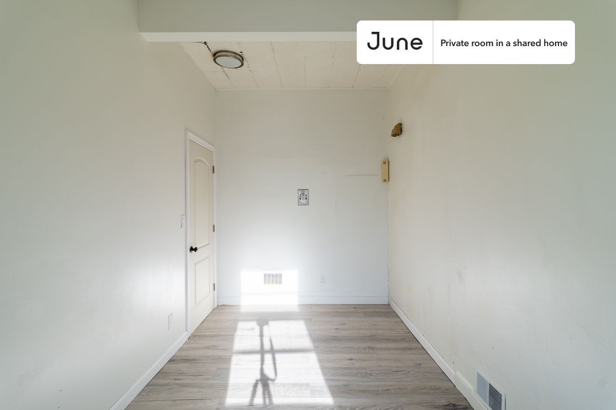 Building Photo - Room in Shared 4 bed/1.5 bath home