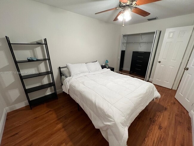 Building Photo - 7652 Pinewalk Dr S