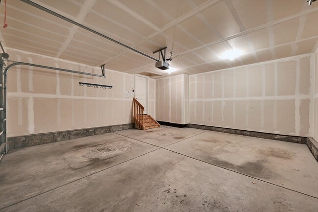 Building Photo - $2,145.00, 4-bed, 2.5-bath located in Colo...