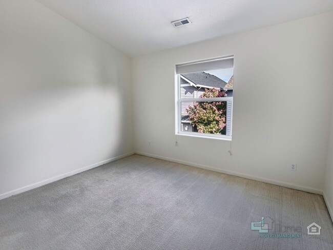 Building Photo - Beautiful 3 Bed/3 Bath Home!