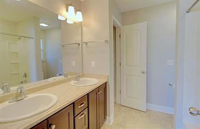 Building Photo - 175 Grandview Dr