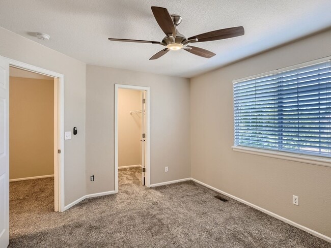 Building Photo - Evolve Real Estate: Meticulous Executive 4 Bedroom Plus Finished Basement Available August 5!