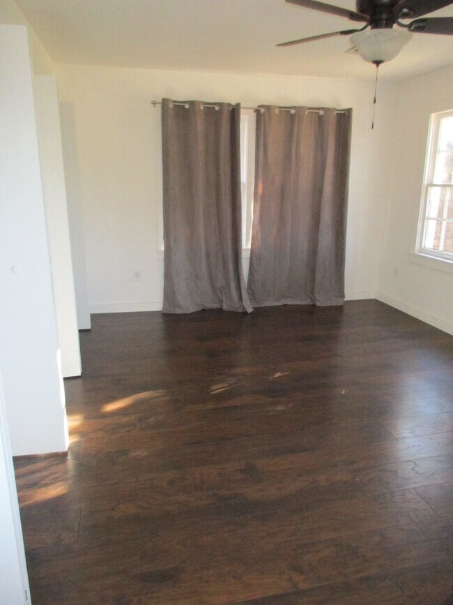 Building Photo - Beautiful 4/3 House for Rent in Lampasas, TX