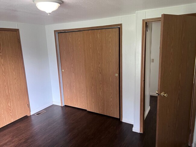Building Photo - Country Setting 4-bedroom, 2-bathroom home!