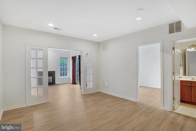 Building Photo - 4684 Carisbrooke Ln