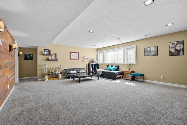 Building Photo - Four bedroom, 3 Bathroom with Bonus Room a...