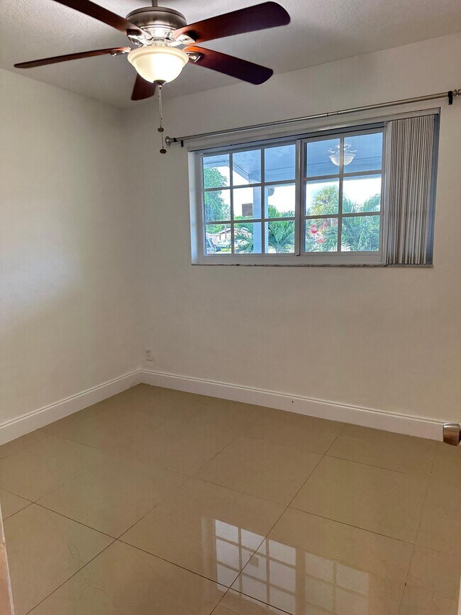 Building Photo - 104 NE 16th Ave