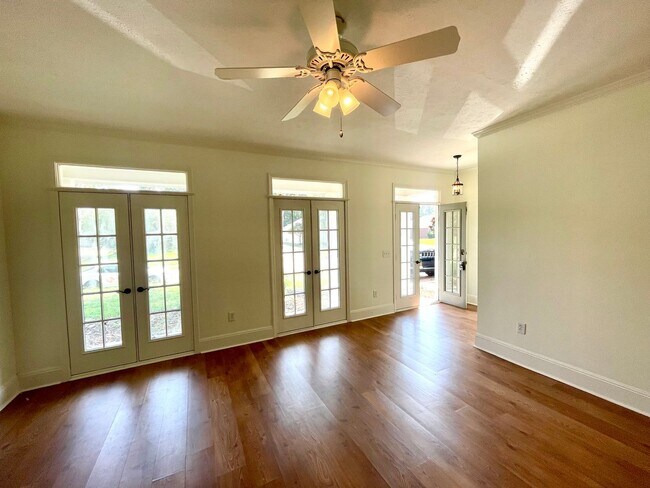 Building Photo - 208 Chestnut Dr