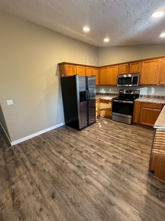 Building Photo - Gorgeous 4 bedroom, 2 bath, Albany