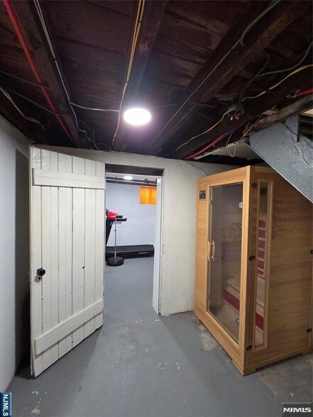 Building Photo - 145 Christie St