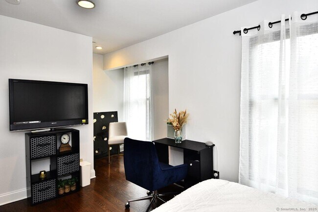 Building Photo - 178 Flax Hill Rd