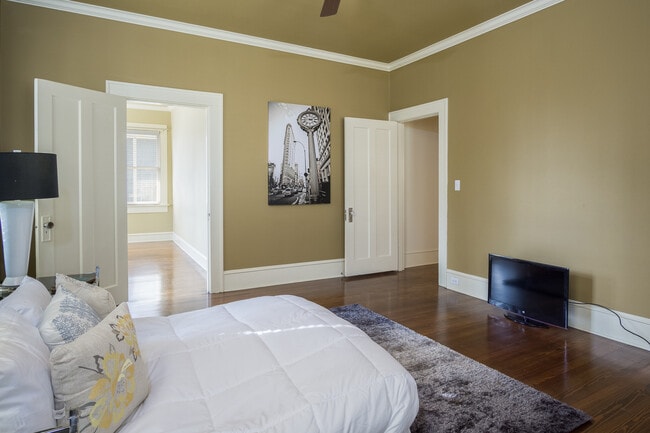 Building Photo - South Highlands