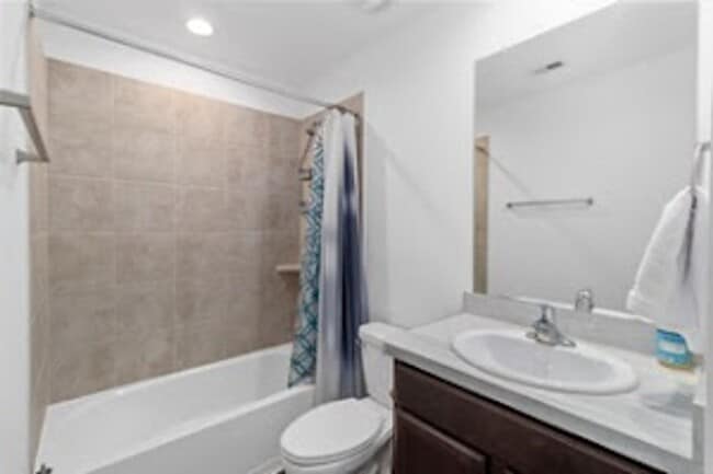 Building Photo - Peaceful & Convenient: Near 45, 99 & IAH!