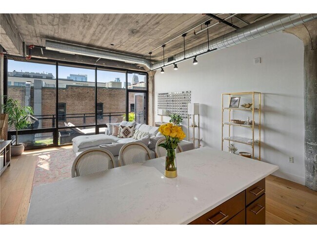 Building Photo - 618 N Washington Ave