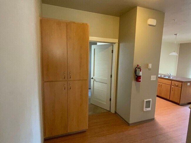 Building Photo - 3 Bedroom, 2.5 Bathroom Close to UO Campus