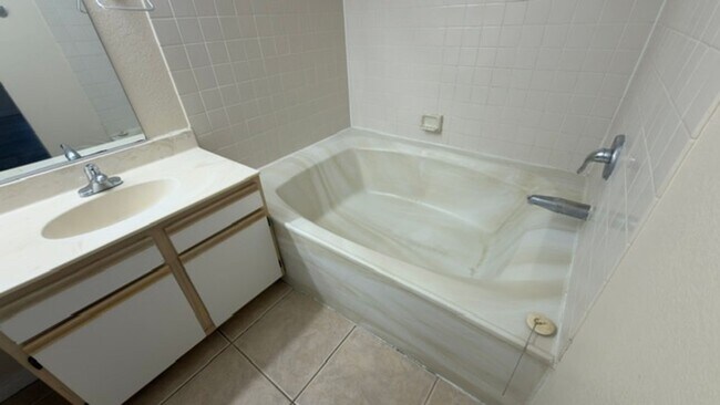 Building Photo - 2 Bedroom Condo!