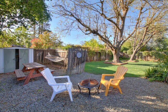 Building Photo - Great Central Davis 3 bedroom 2 bath home