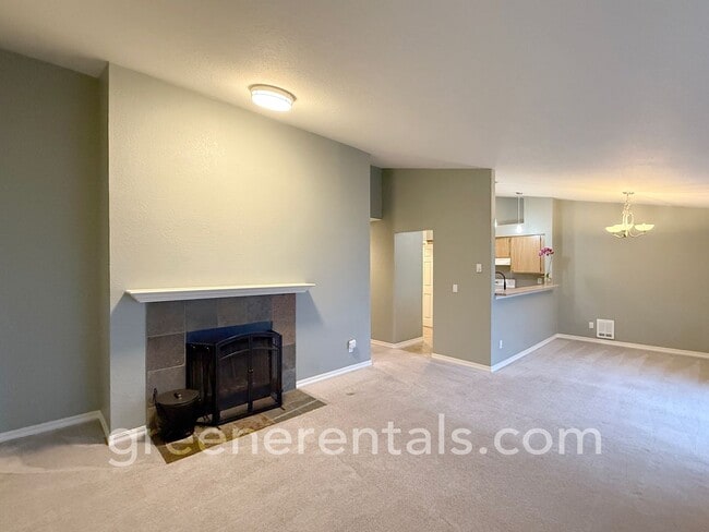 Building Photo - 2BR/1.5BA 3rd Floor Condo Overlooking Sinclair Inlet