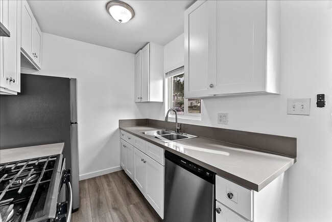 Building Photo - 511 S Verdugo Rd