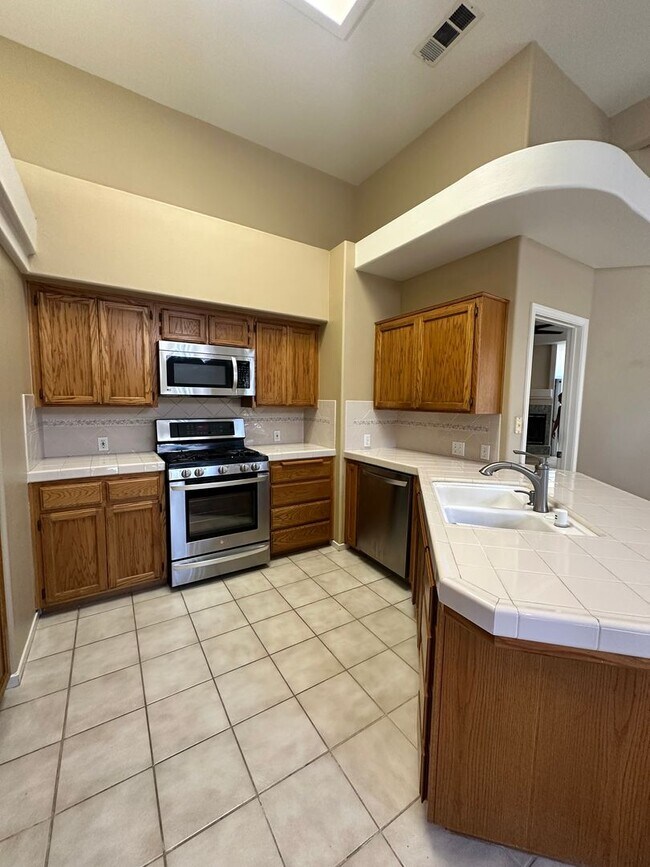 Building Photo - SE Visalia home coming soon!!