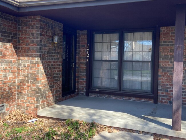 Building Photo - Spacious Duplex near Medical Mile