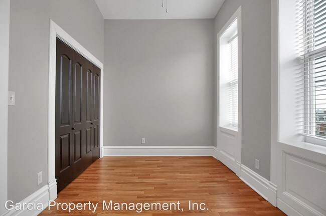 Building Photo - 900-902 Barton St