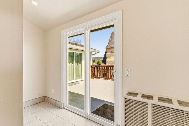 Building Photo - Newly Remodeled 4-Bedroom Oakland Duplex with Gated Parking