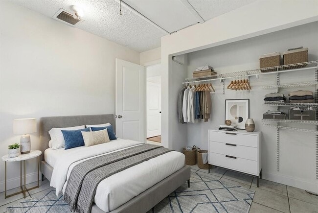 Building Photo - 502 Tweed Ave