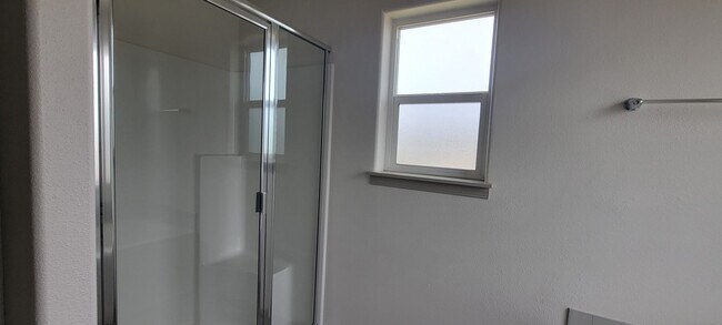 Building Photo - North Albany upgraded single family house