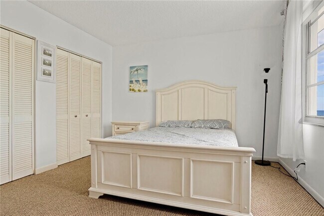 Building Photo - 3725 S Ocean Dr