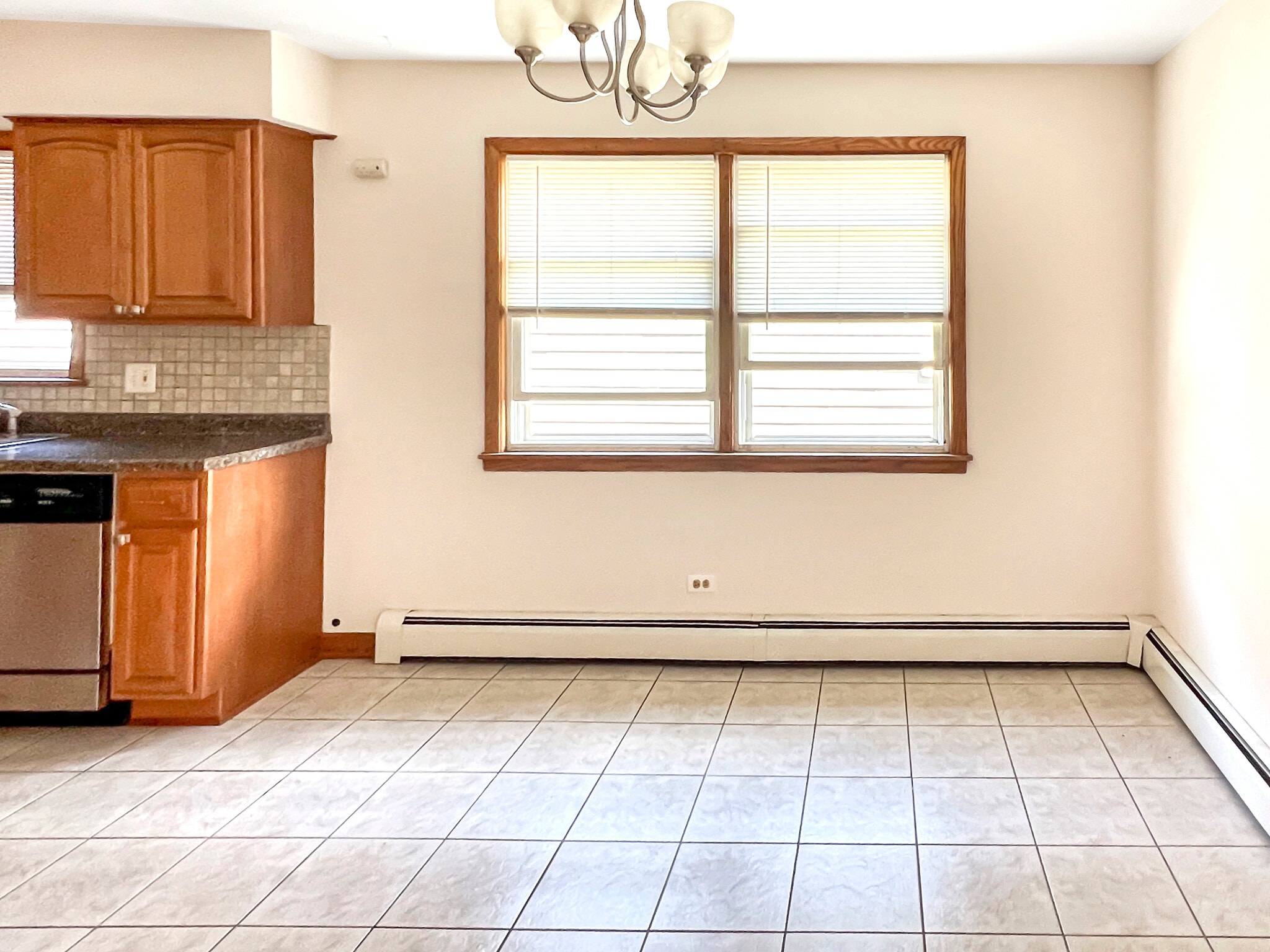 Eat-in Kitchen - 5043 W Cornelia Ave