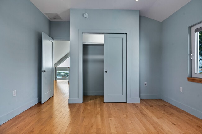 Building Photo - 1 Shoreline Dr