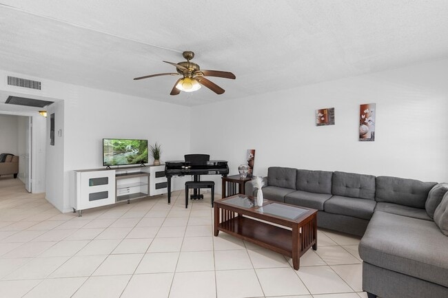 Building Photo - 3028 Harwood D