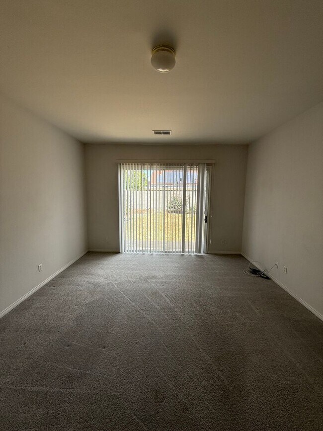 Building Photo - Stylish Southwest Bakersfield Home with Do...