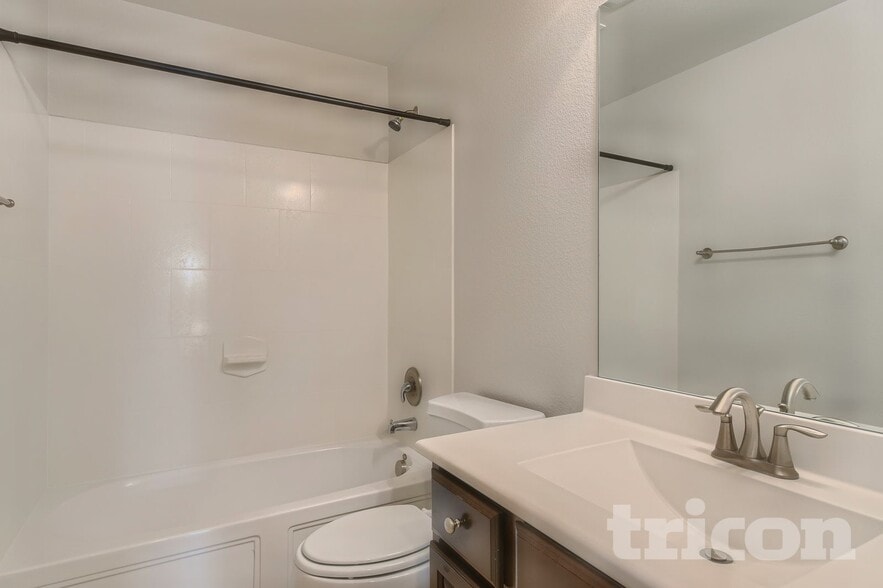 Building Photo - 1913 Colony Glen Ln