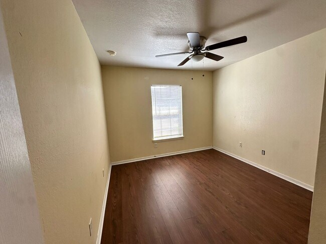 Building Photo - 8957 Lee Vista Blvd