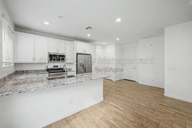 Building Photo - 3241 E Malibu Dr