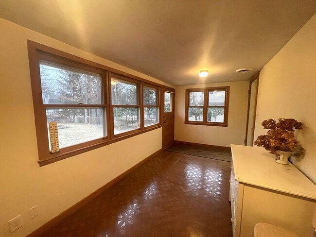 Building Photo - 2 Plus Bedroom in Williams Bay