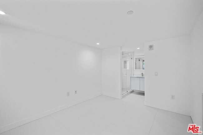 Building Photo - 621 Kings Rd