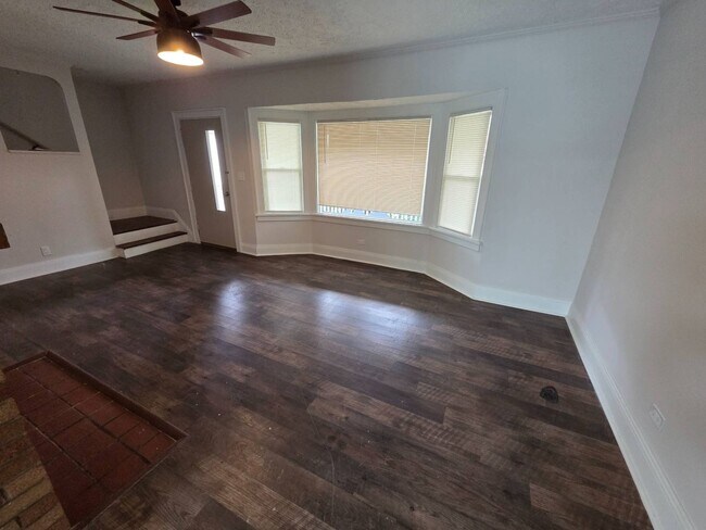 Building Photo - Charming 3-Bedroom Property in Prime Location