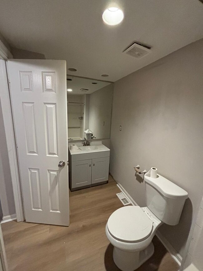 Building Photo - Spacious 2 Bedroom Newly renovated townhou...