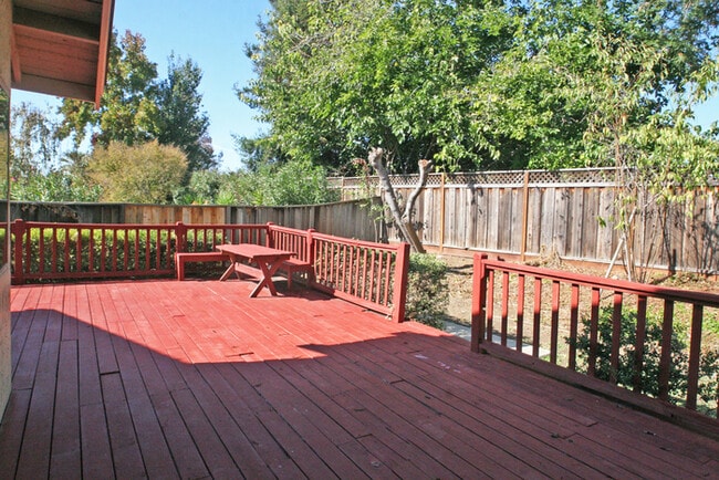 Building Photo - Single Story Evergreen Home at the Middle of a Cul-De-Sac!