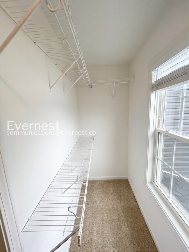 Building Photo - Charming Modern Home / 5 beds 3.5 baths / Garage attached / Fenced-Yard / Available now!