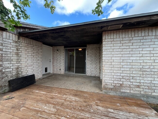 Building Photo - ONE STORY SOUTH SIDE DUPLEX!