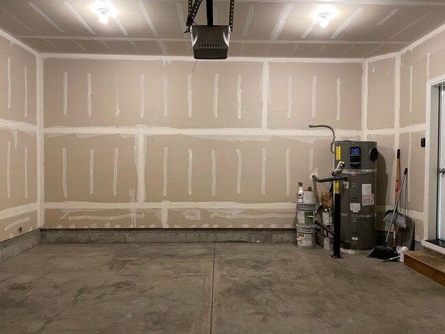 Building Photo - Beautiful 4 + Den Bedroom 2.5 Bath Home Lo...