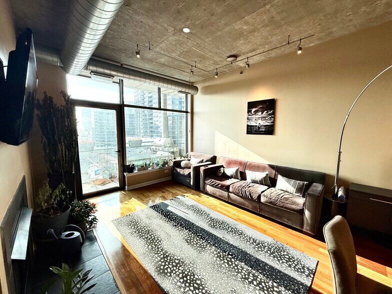 Building Photo - 125 E 13th St