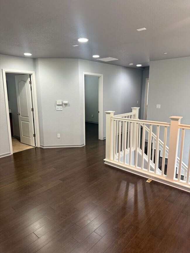 Building Photo - Beautiful 3 Bedrooms 2.5 Bath