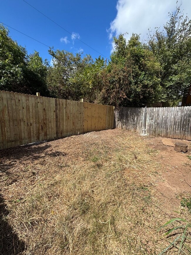 Building Photo - 2105 Courtney St